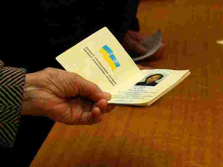 У Рівному бюлетені видають по закордонних паспортах