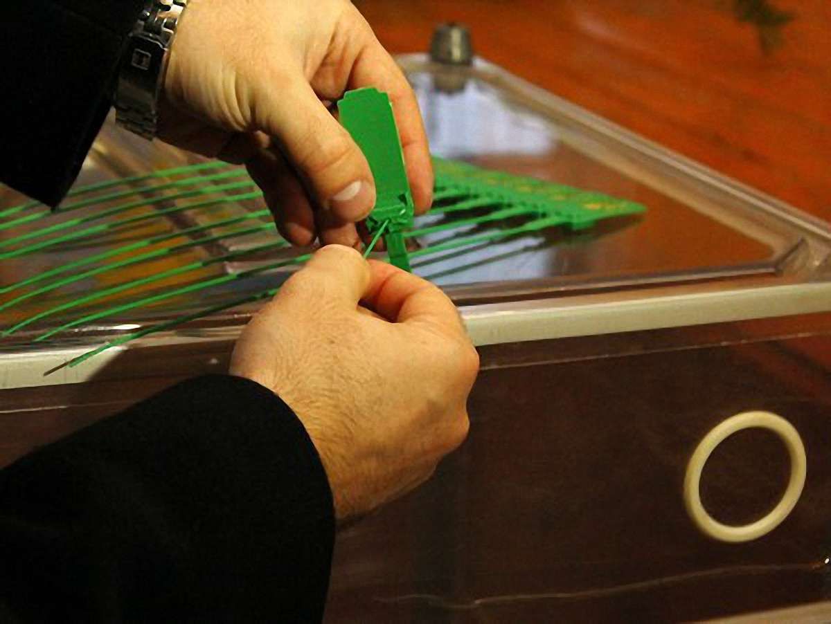 Івано-Франківщина: комісія не має протоколів і все записує у чорновик 