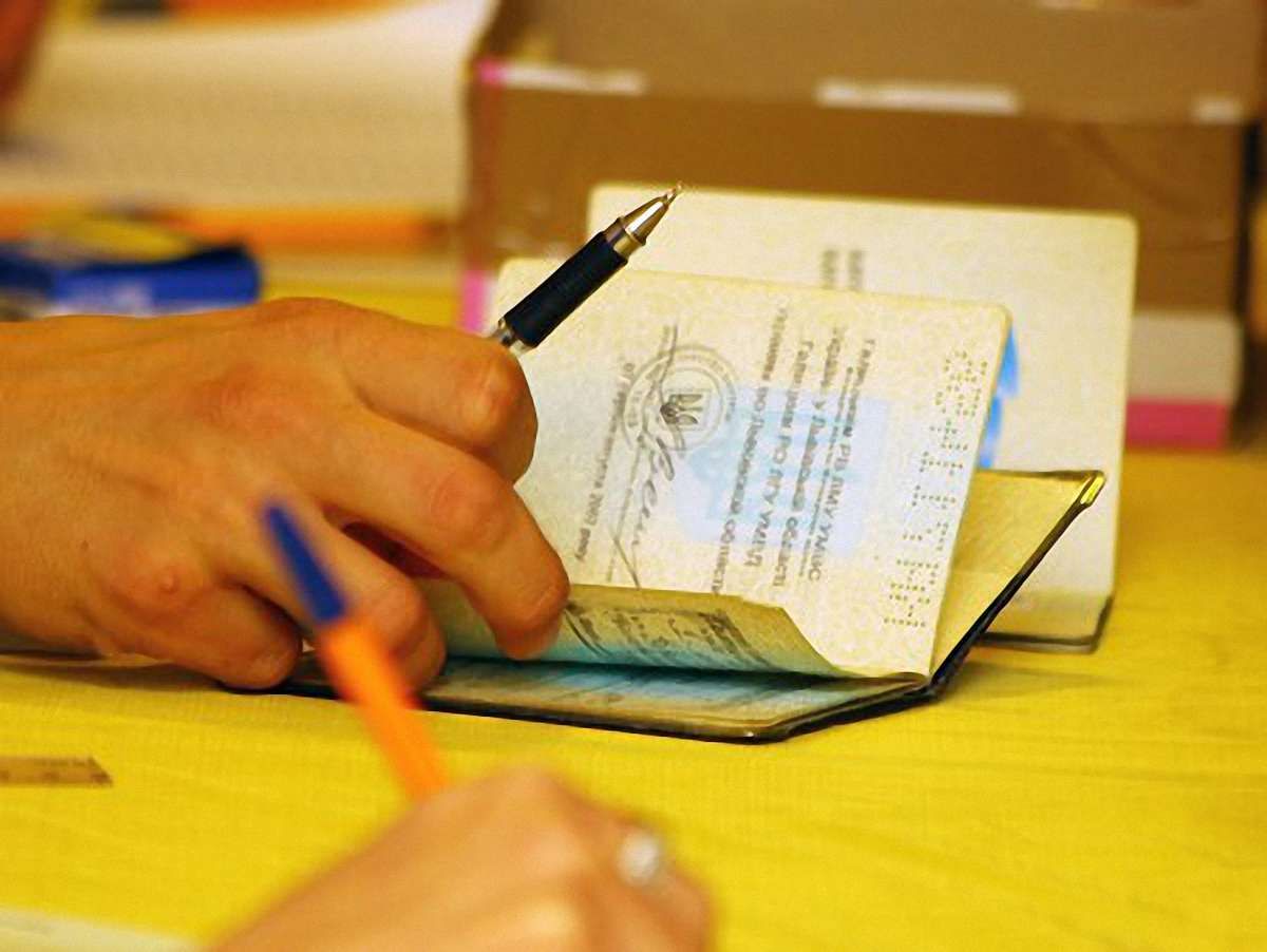 На Львівщині чоловік проголосував за двома паспортами