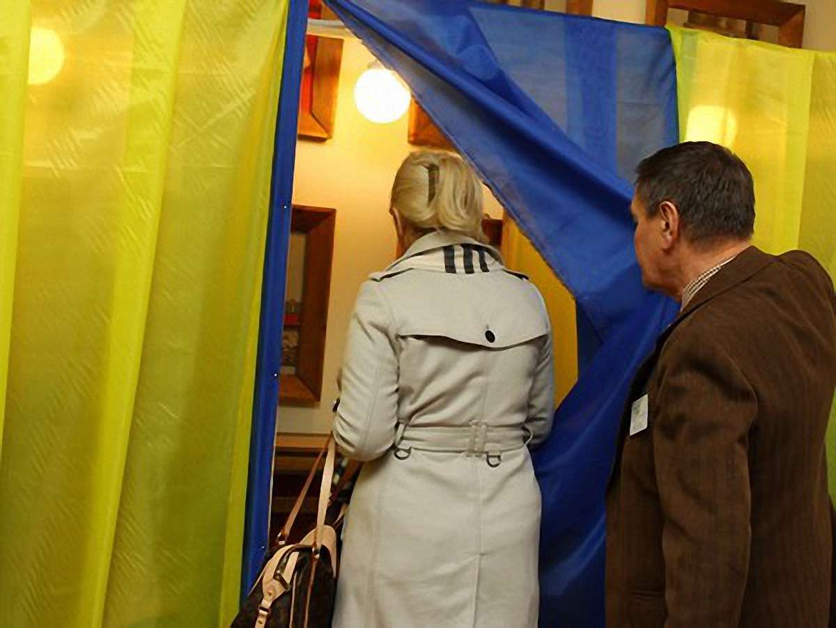 Омбудсмену поскаржились, що в Ялті кабінки не зашторені