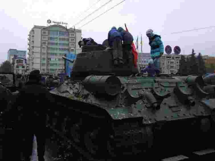 Центр Рівного "окупували" танки