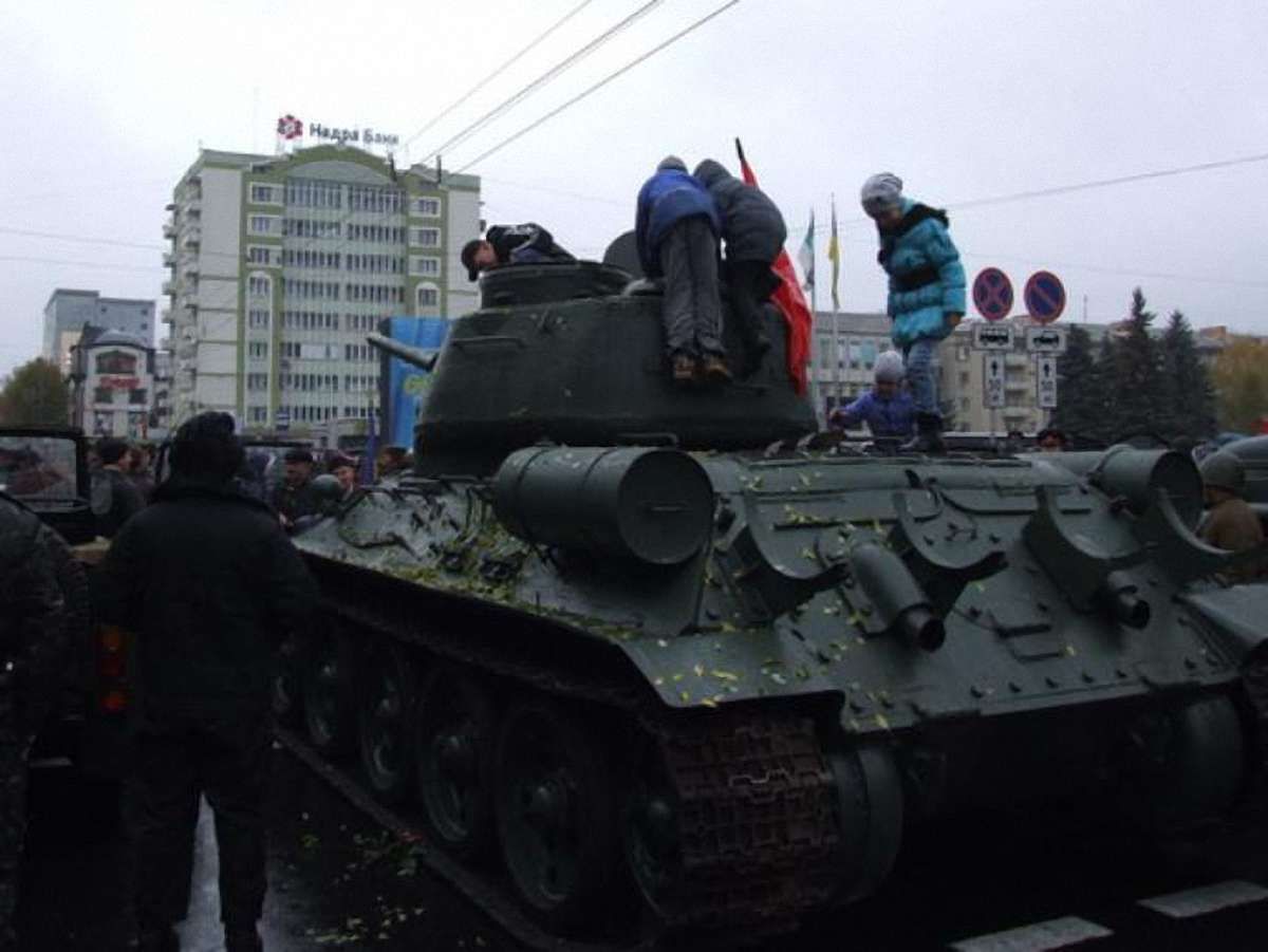 Центр Рівного "окупували" танки