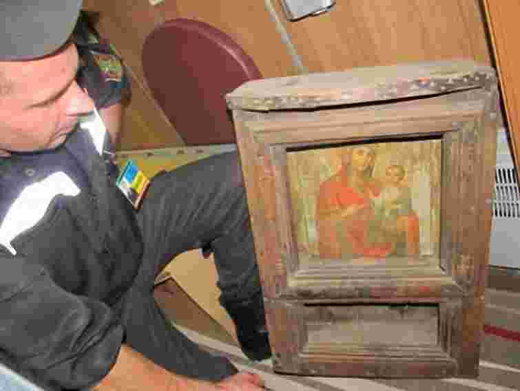 У росіянина на Буковині відібрали антикваріат. Фото