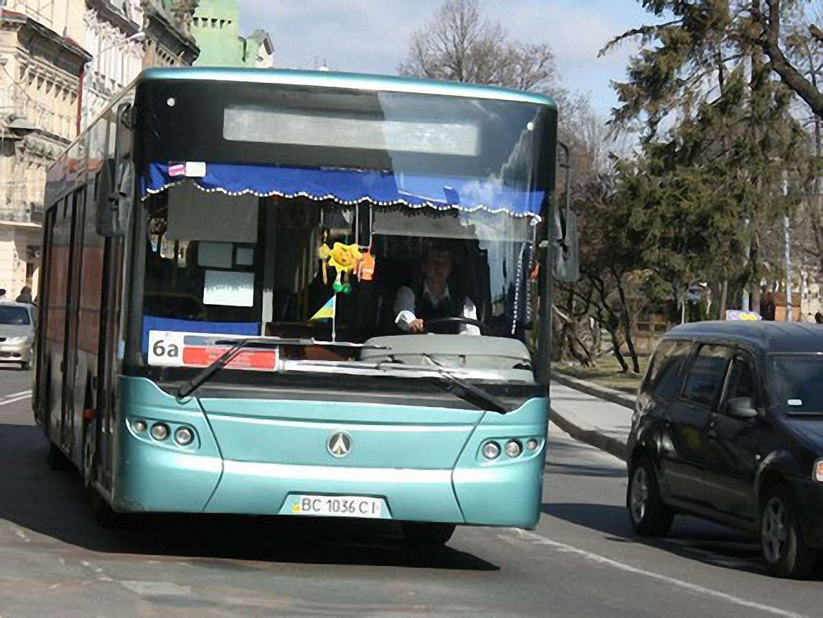 До 1 листопада навігатори встановили тільки на 317 автобусах
