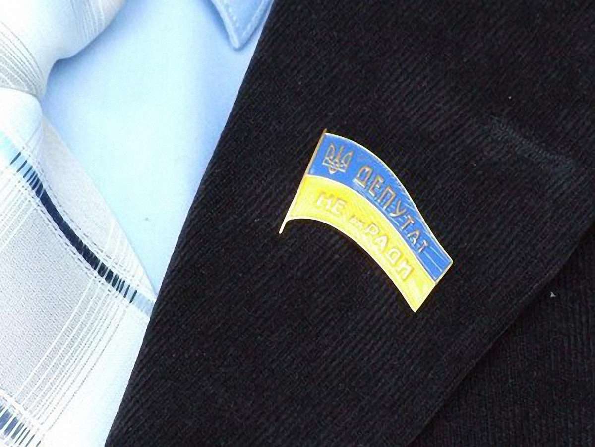 Монетний двір виготовив позолочені значки для нових депутатів