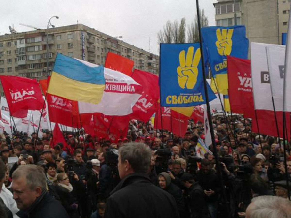 Біля ЦВК уже до 2 тисяч пікетувальників