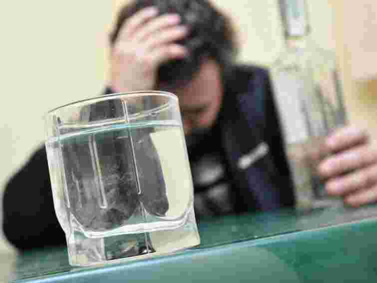 На Закарпатті хлопець помер після парі, хто більше вип'є