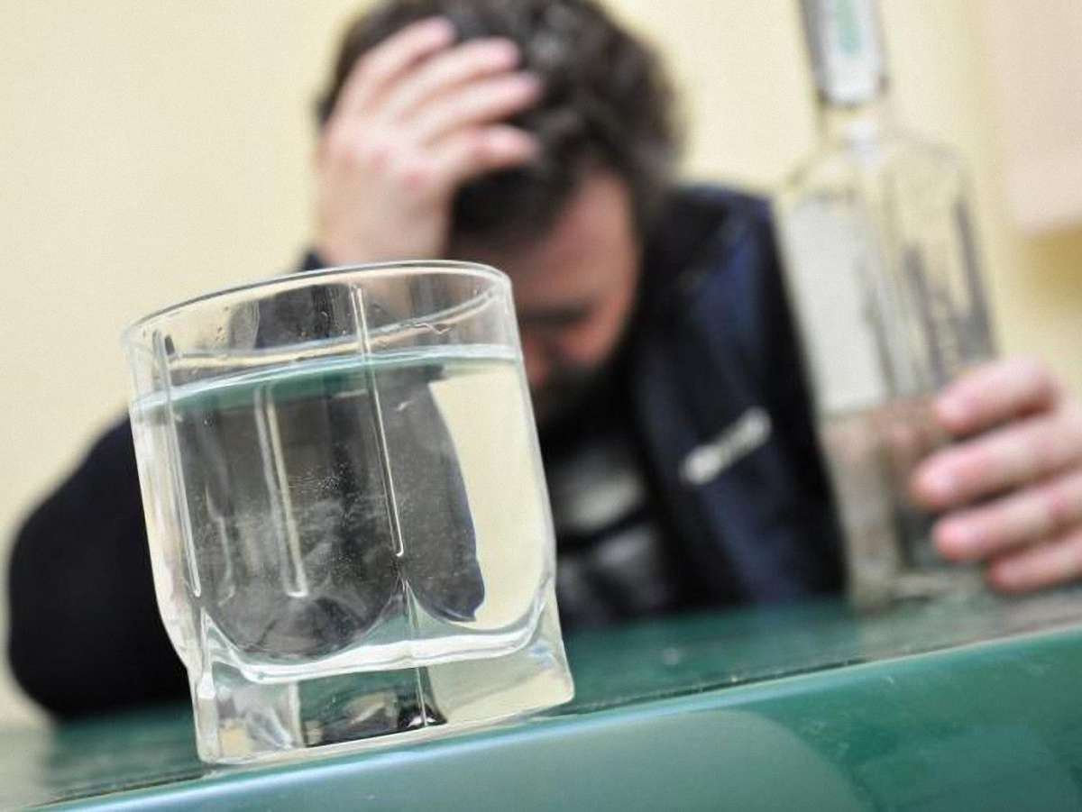 На Закарпатті хлопець помер після парі, хто більше вип'є