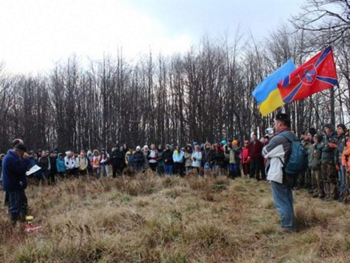 У Карпатах відбулося масове сходження на гору Пікуй