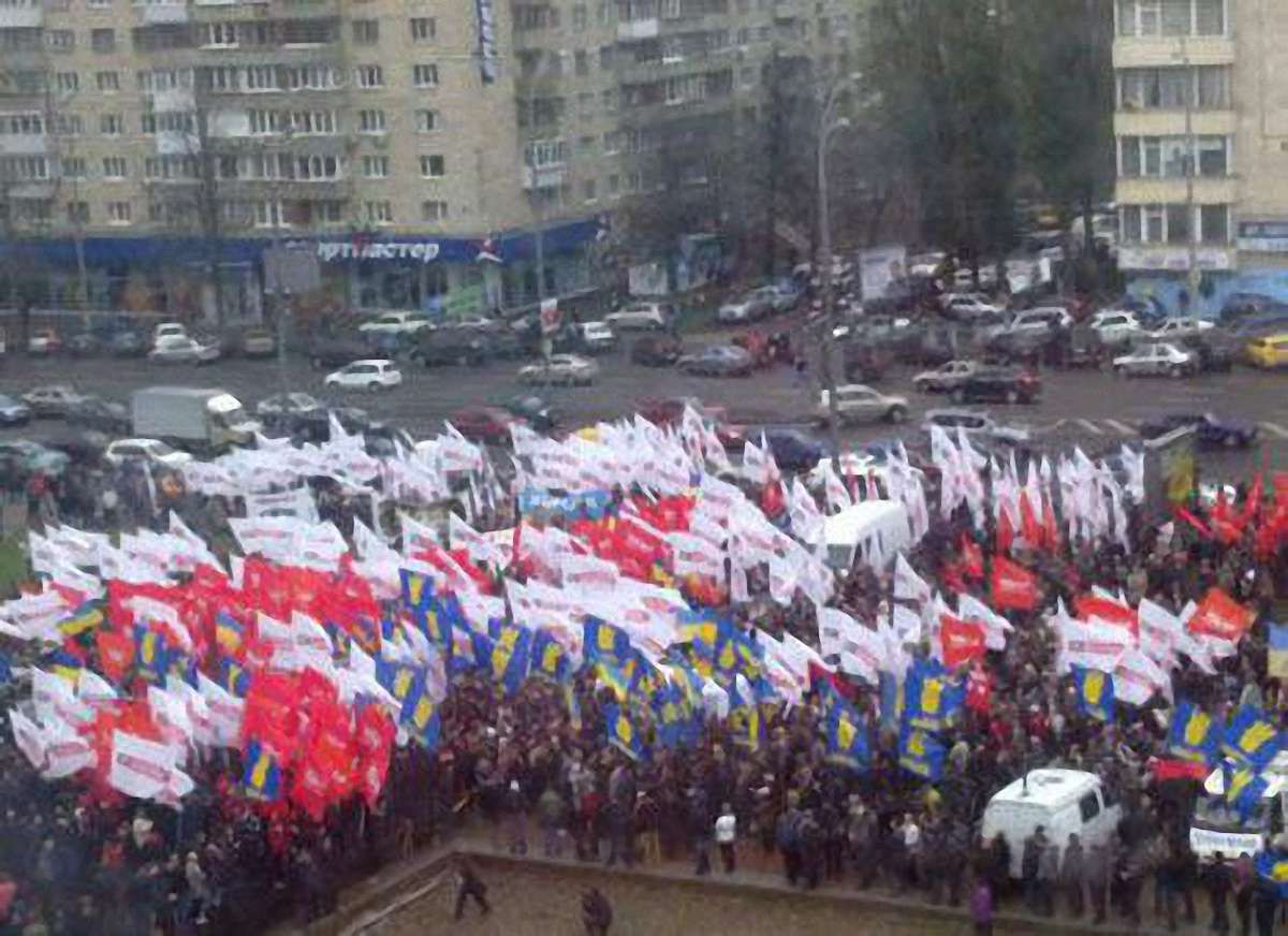 Під ЦВК мітингують кілька тисяч осіб, оточених «Беркутом»