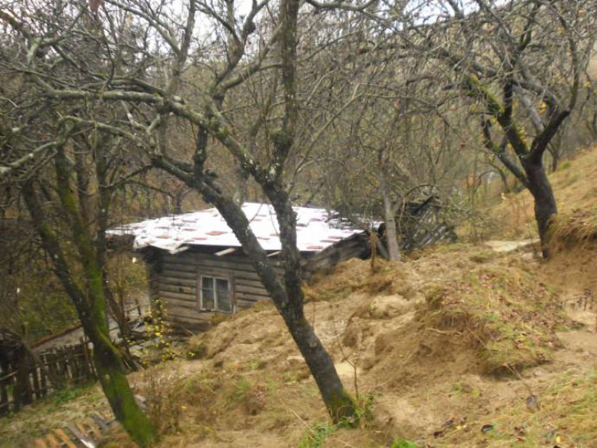 На Закарпатті зсув ґрунту накрив будинок. Фото