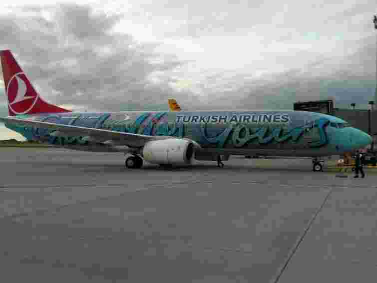 Львову показали турецький літак, прикрашений портретами працівників