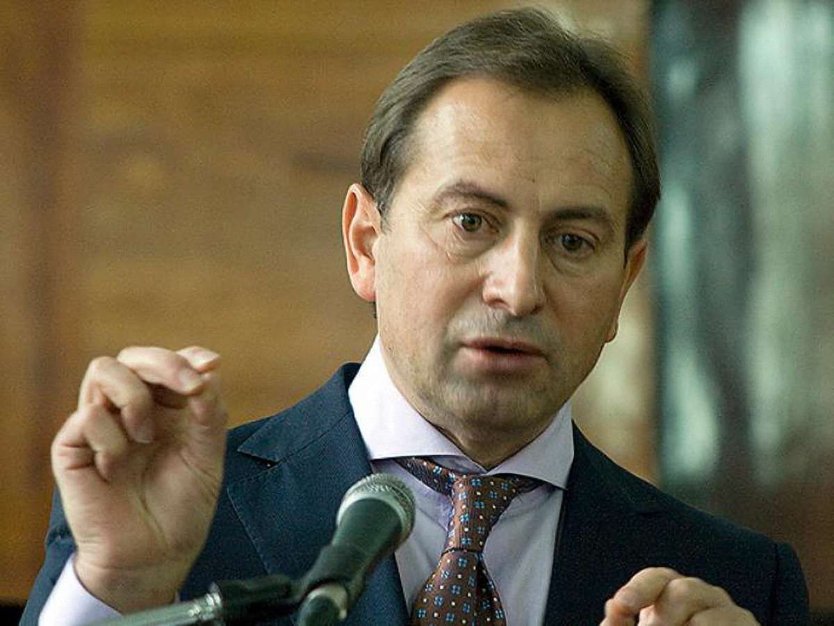Азаров намагається зробити так, щоб з України насміхалися, - Томенко