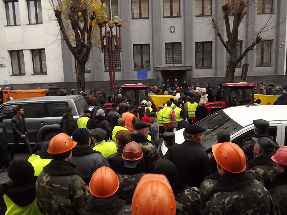 У Тернополі комунальники також пікетували казначейство