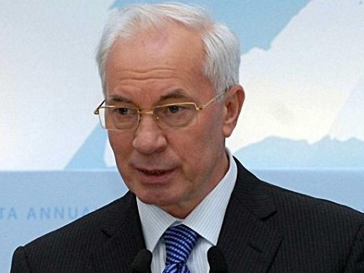 Азарова роздратували усмішки журналістів