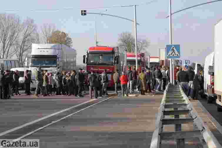 Розгнівані селяни на півтори години перекрили трасу Київ-Чоп