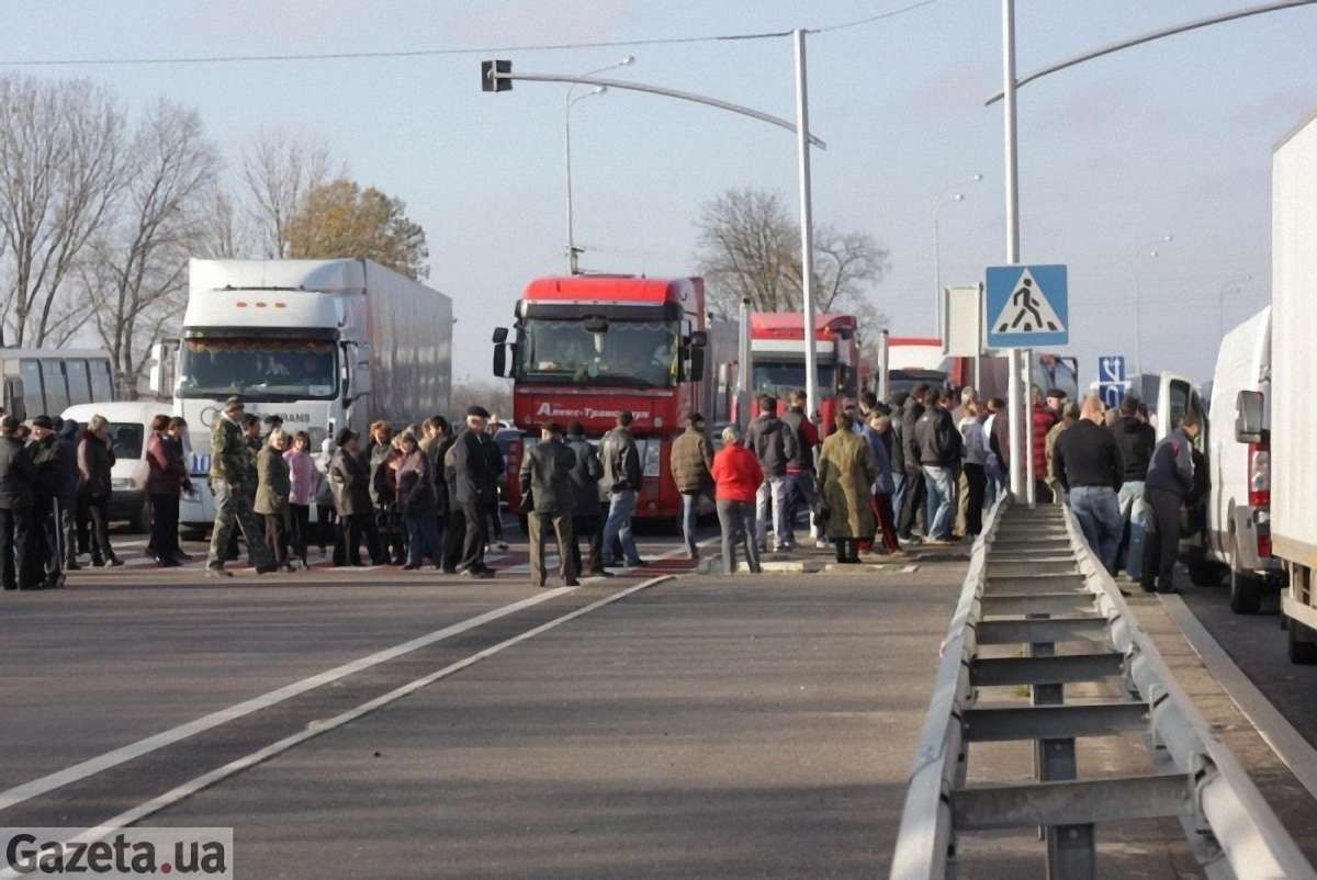 Розгнівані селяни на півтори години перекрили трасу Київ-Чоп