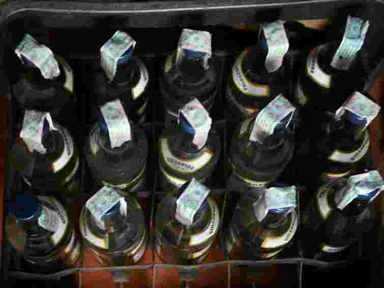 У мешканця Луцька вилучили півтисячі пляшок фальсифікату