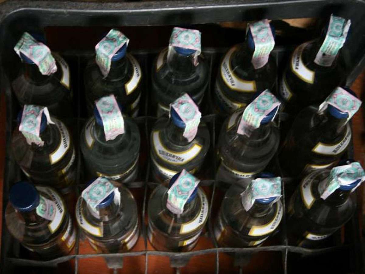 У мешканця Луцька вилучили півтисячі пляшок фальсифікату