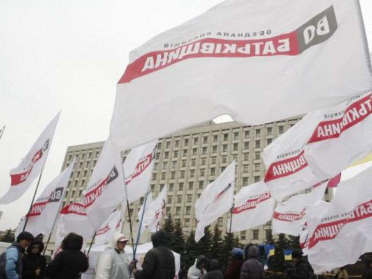 Опозиція згорнула мітинг і закликала прийти під Раду 17 грудня
