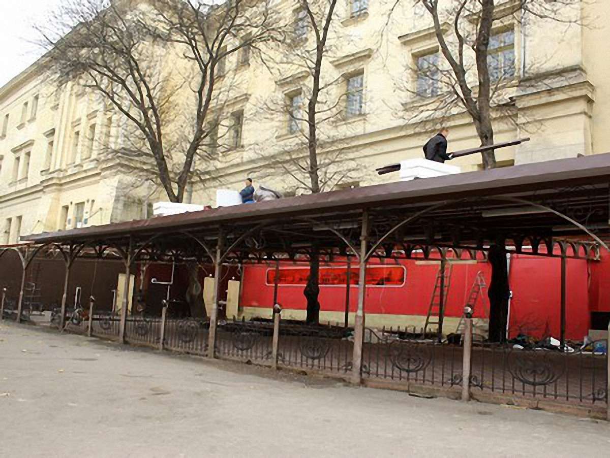У центрі Львова біля муру XIV століття встановлюють павільйон