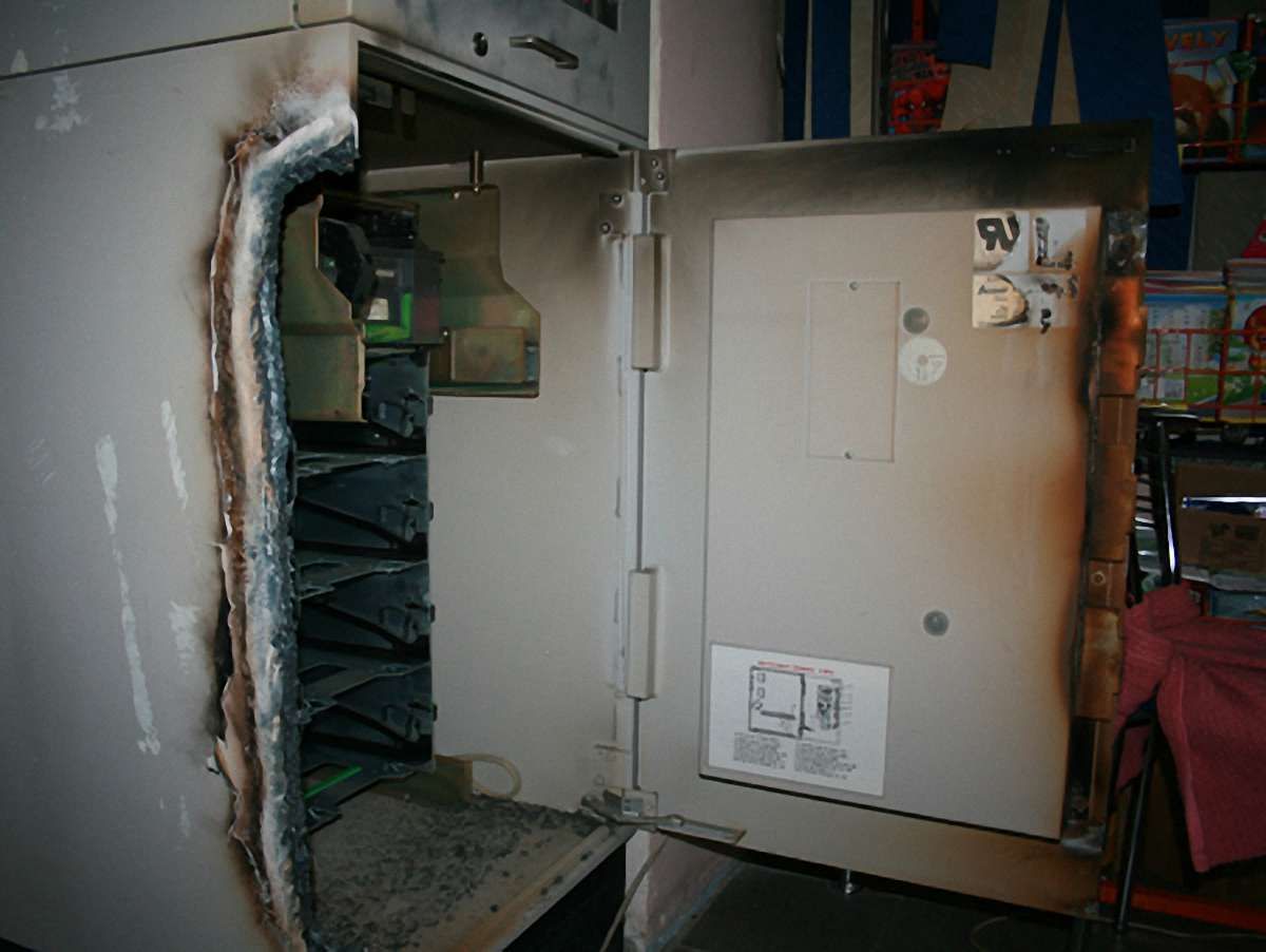 У Рівному невідомі викрали з банкомата 164 тис. грн