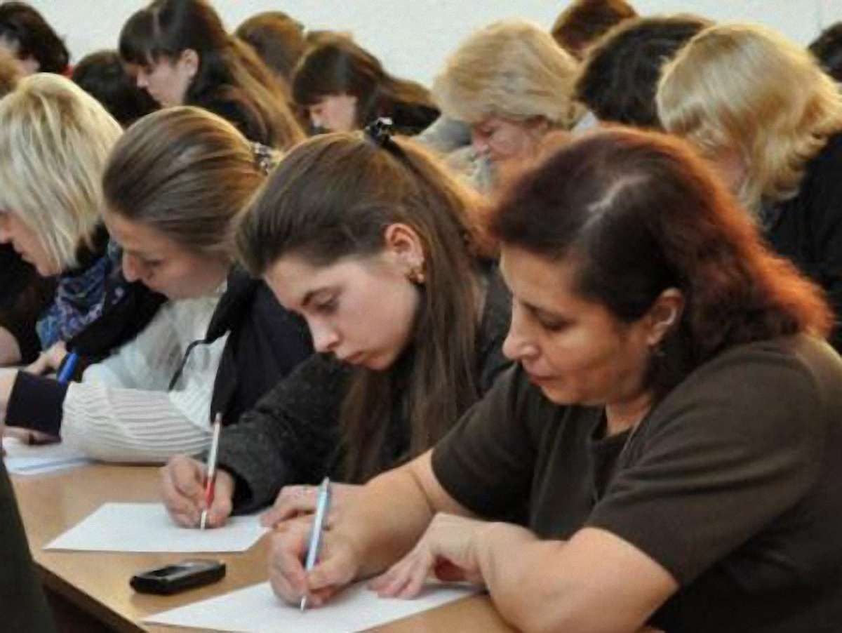 Понад 1000 держслужбовців Львівщини написали диктант у День мови