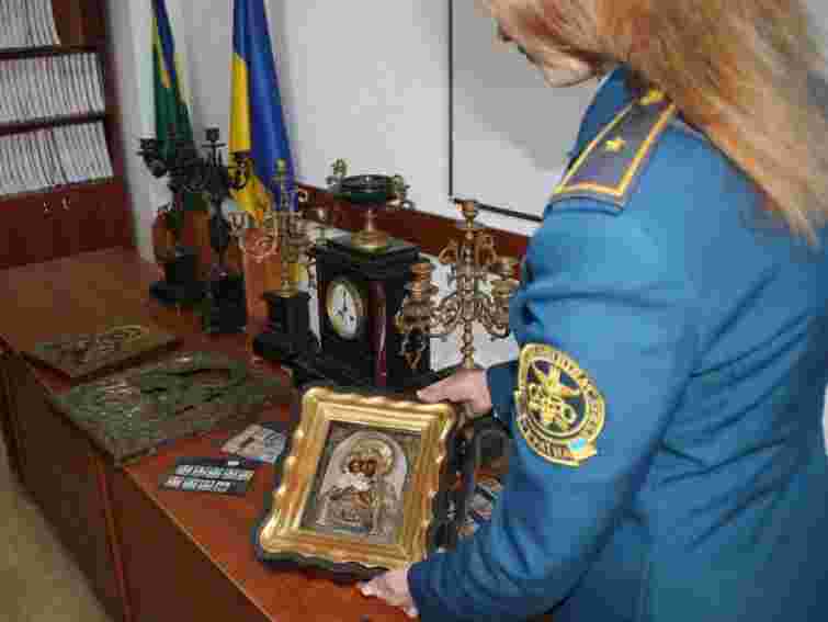 Львівські митники вилучили старовинні ікони та антикваріат. Фото