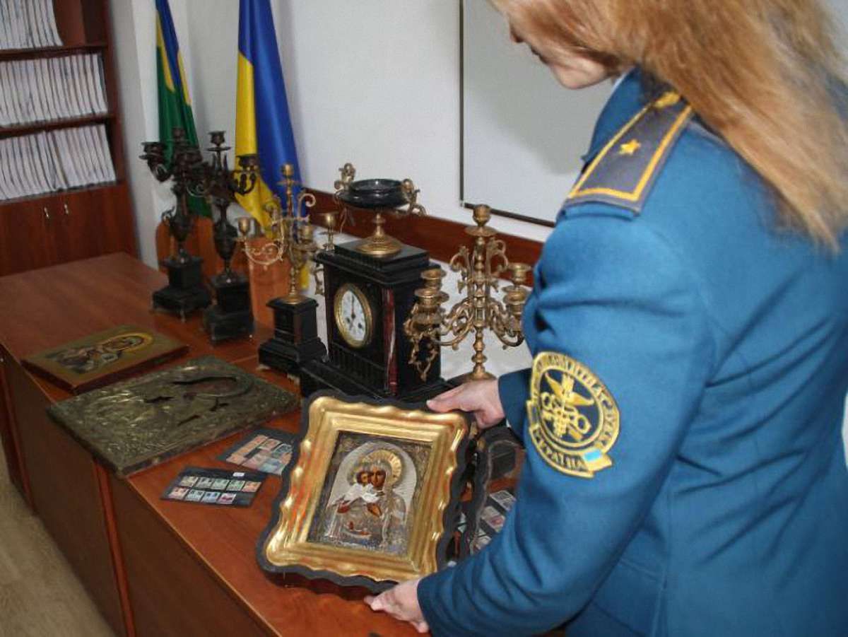 Львівські митники вилучили старовинні ікони та антикваріат. Фото