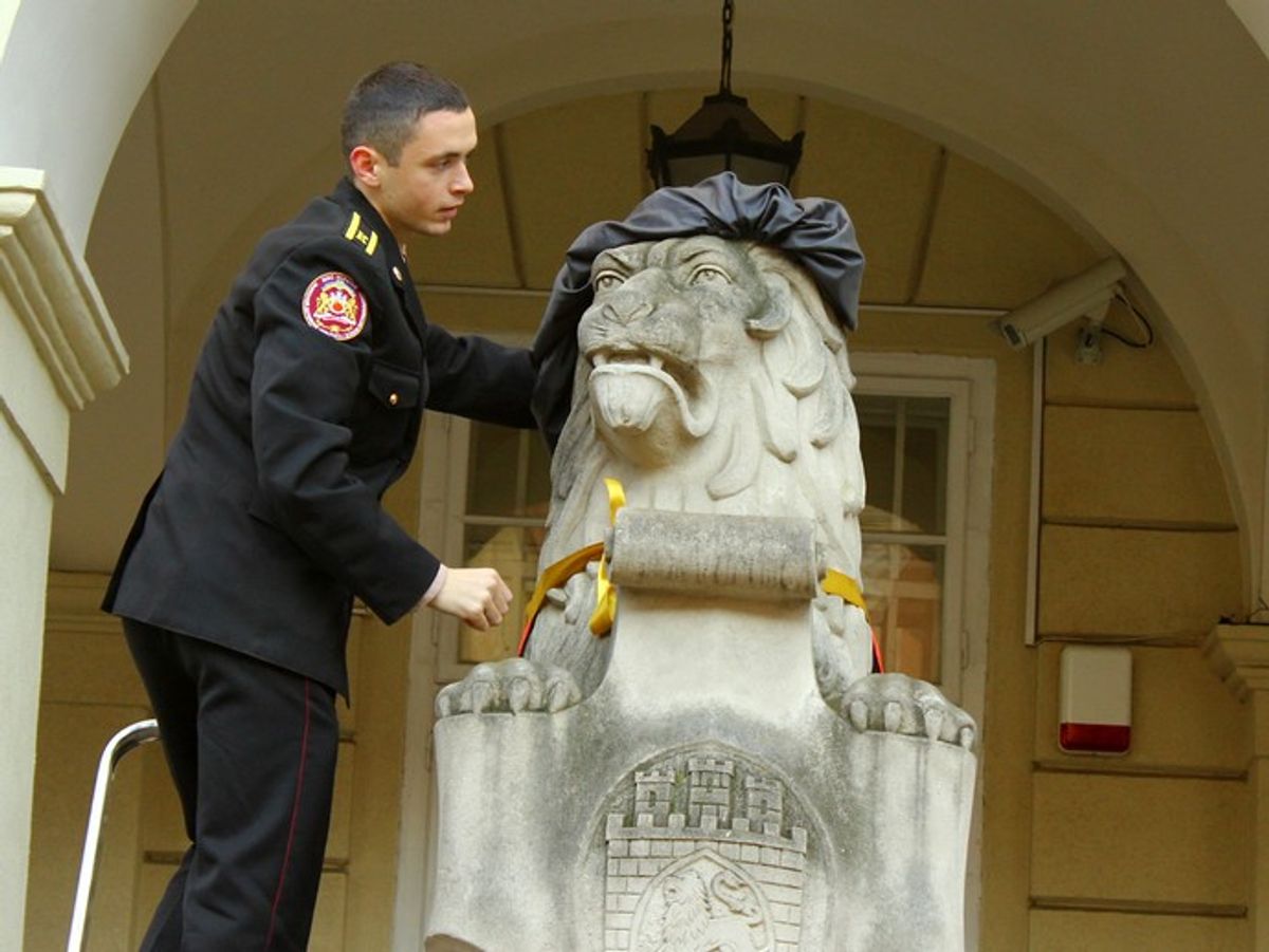 Левів біля Ратуші одягли у мантії. Фото