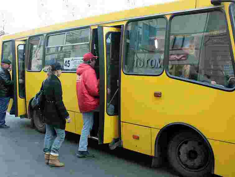 Рух транспорту на вулиці Героїв УПА у Львові відновили