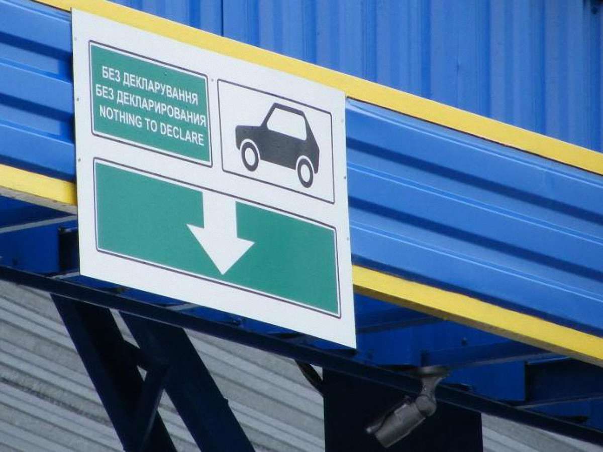 Митники фотографують автомобілі й на «зеленому» коридорі