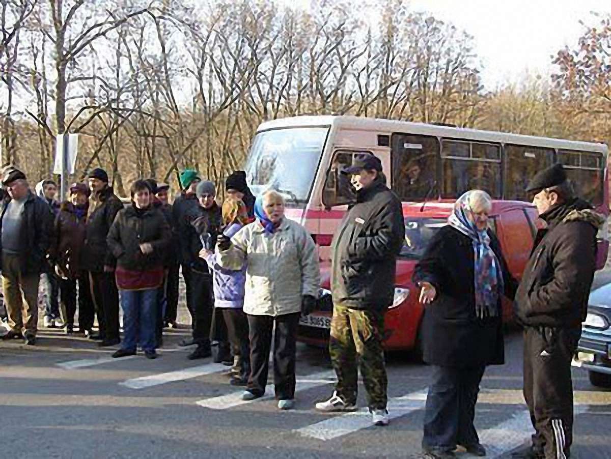 Дорогу біля Львова перекрили через маршрут №1001