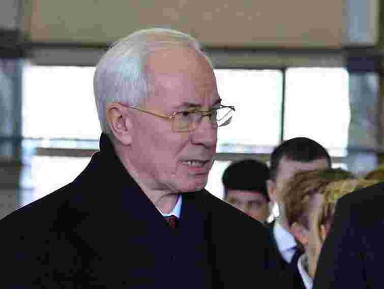 Азаров доручив розробити програму безпеки на дорогах