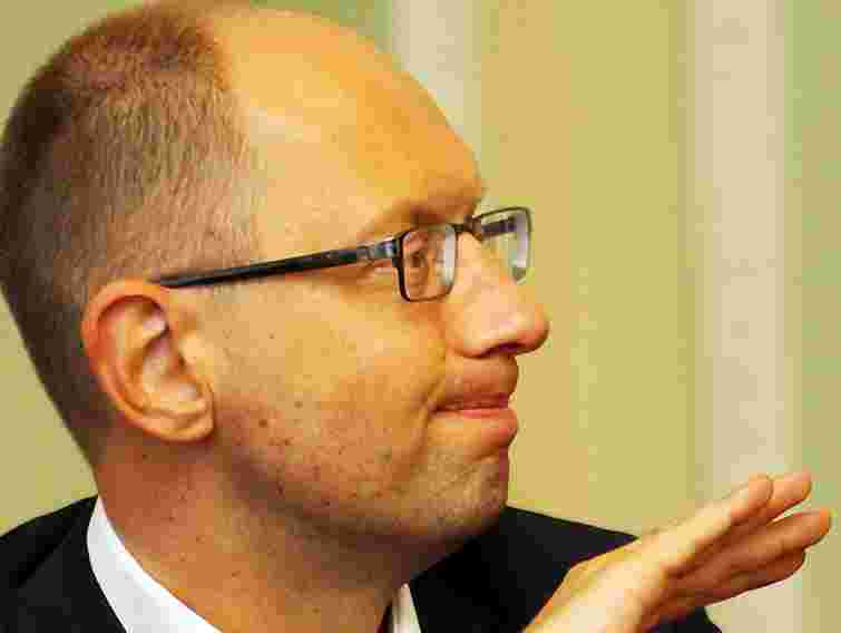 Безпека України залежить не від кількості танків, – Яценюк