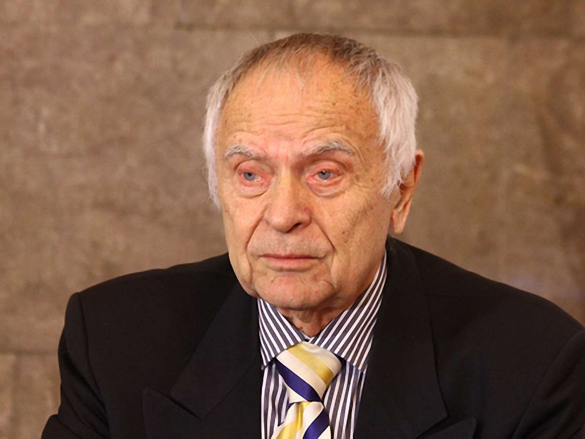 Страшна правда має формувати сильних людей, - Павличко