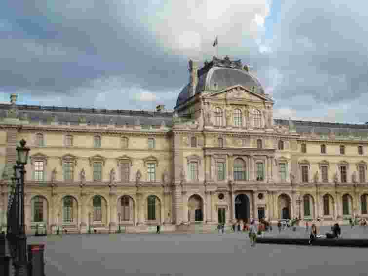 Працівники галереї мистецтв їхали у Лувр власним коштом