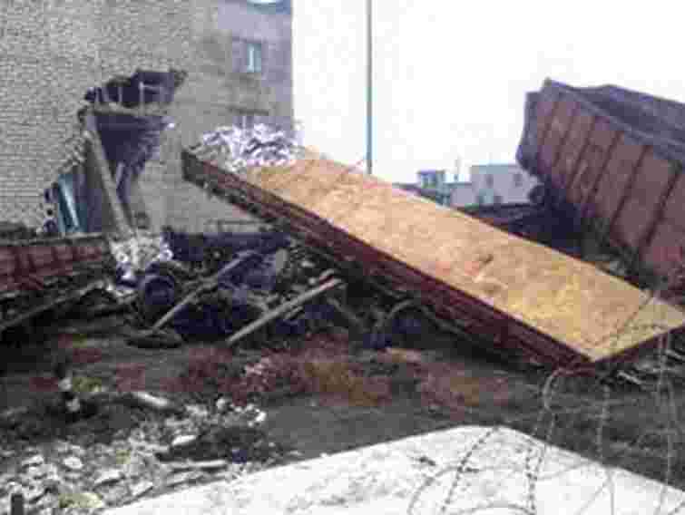 На Донеччині зійшли з рейок 5 платформ, протаранивши будинок