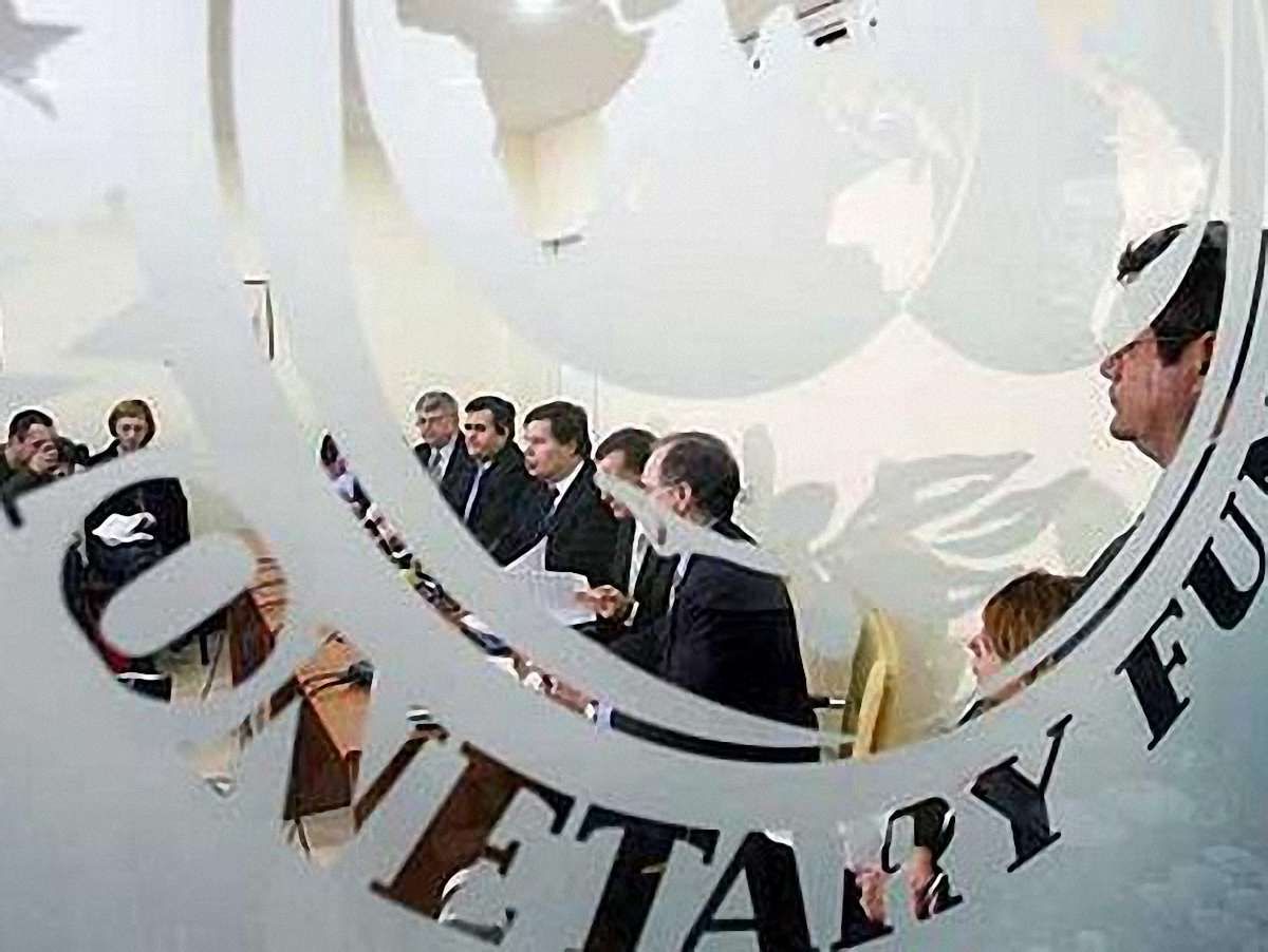 МВФ: Курс гривні завищений на 8-13%