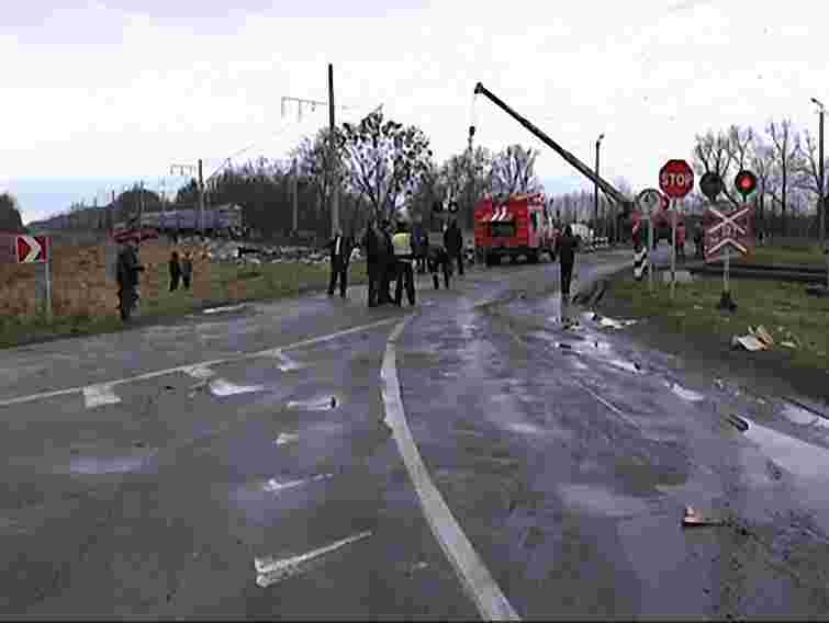 У зіткненні потягу і вантажівки на Волині травмовано двох людей. Фото