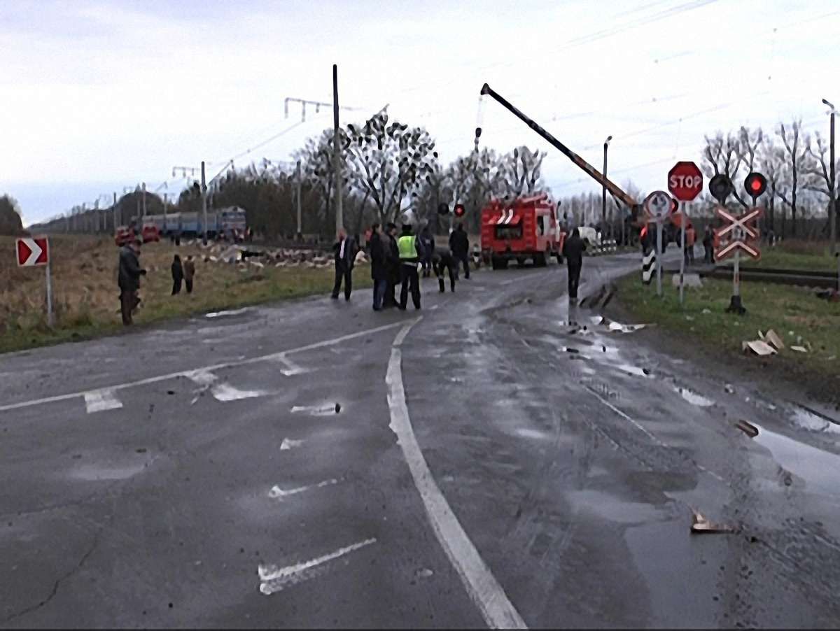 У зіткненні потягу і вантажівки на Волині травмовано двох людей. Фото