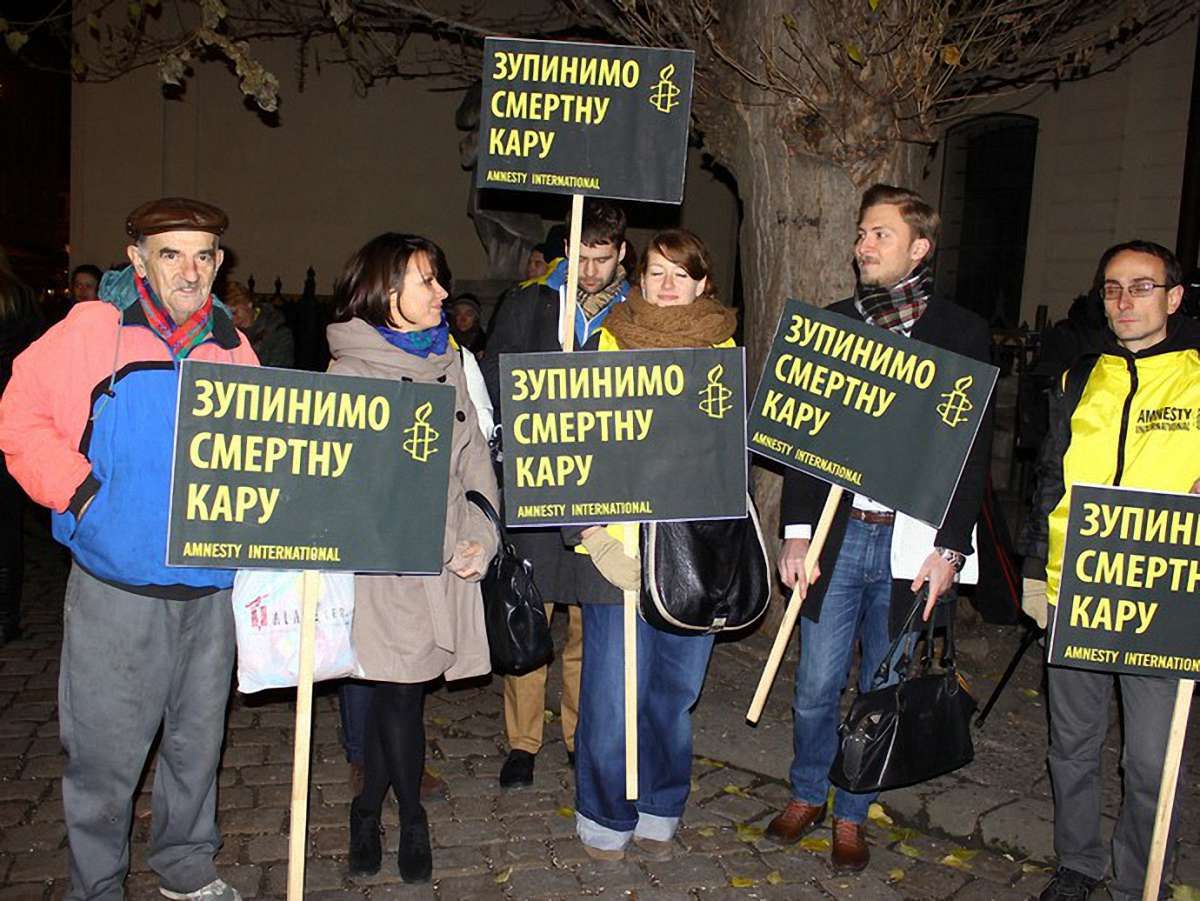 У Львові біля каплиці Боїмів збирають підписи проти смертної кари
