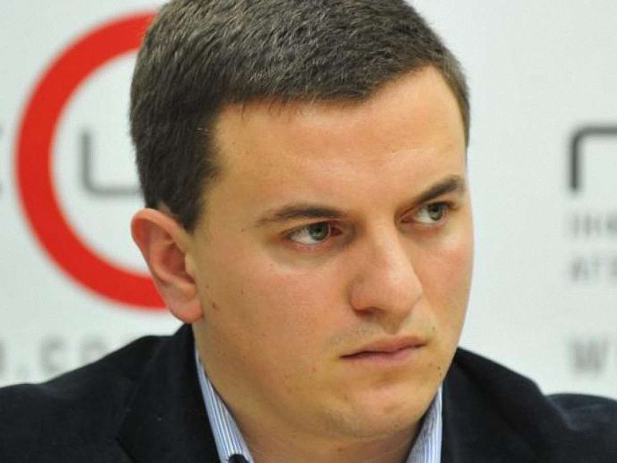 КПУ: Ющенко мав на Конституції одружитися, Янукович – одружиться