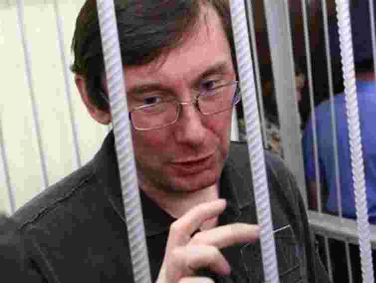 Тюремники кажуть, що Луценко шантажує керівництво колонії