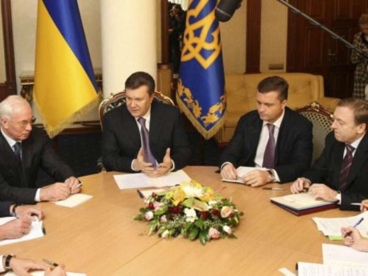 Янукович прийняв вiдставку Азарова і всього Кабміну