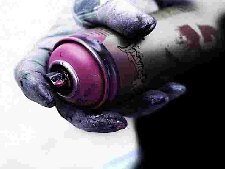 У Львові впіймали графітяра, що розмальовував Личаківський райсуд  