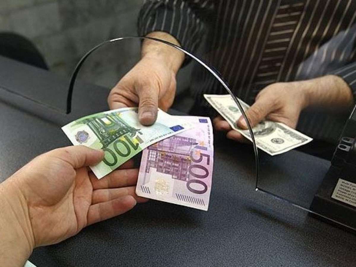 Податком на продаж валюти ми б насмішили весь світ, – експерт