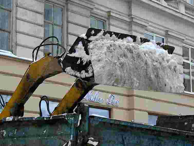 Вночі Львів від снігу прибирали 36 одиниць техніки