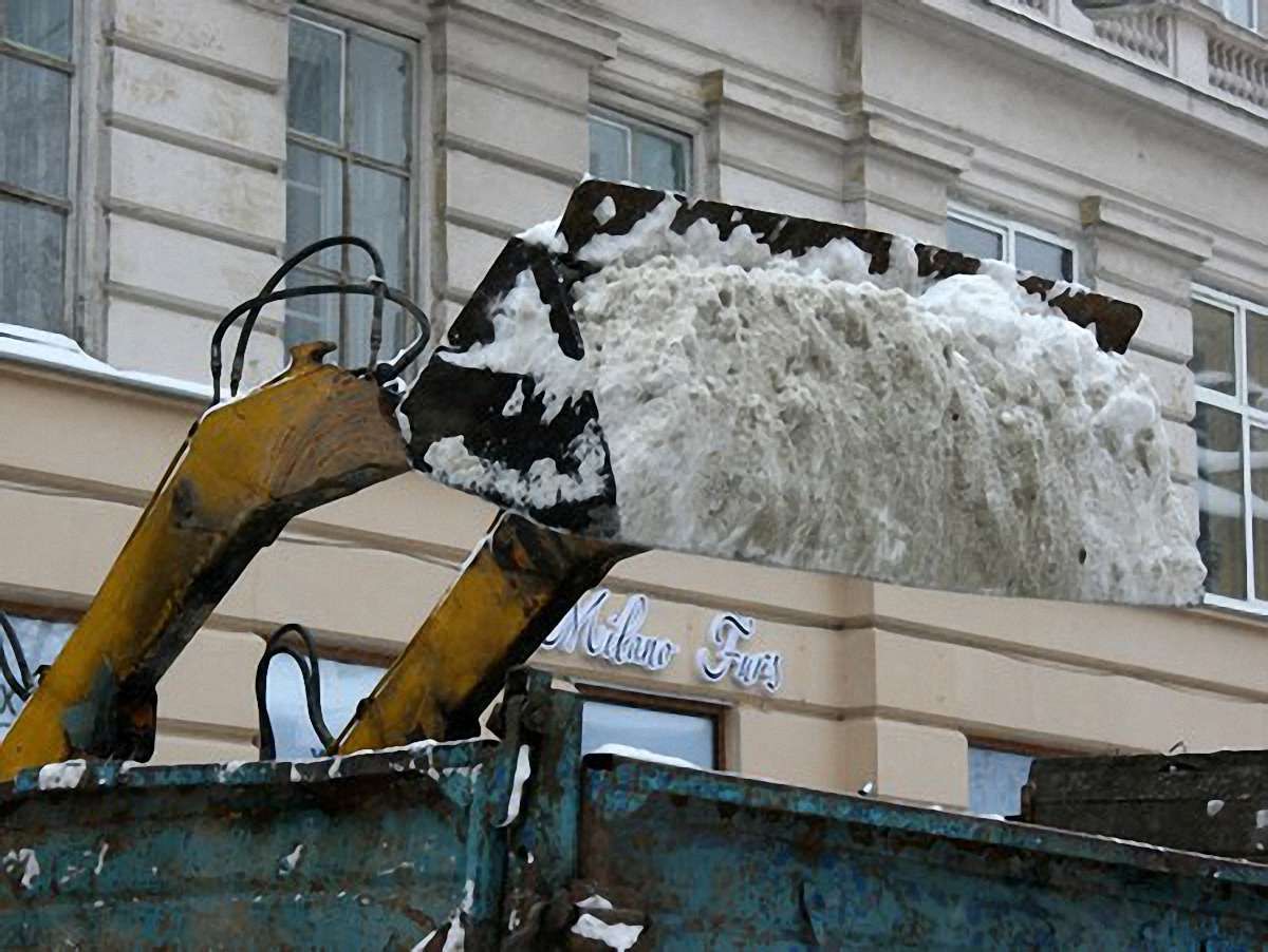Вночі Львів від снігу прибирали 36 одиниць техніки