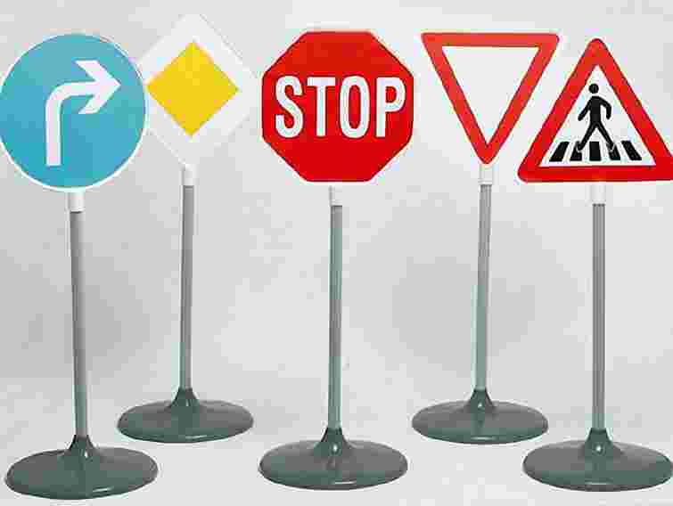 За новими ПДР пішоходів хочуть зобов’язати носити стікери